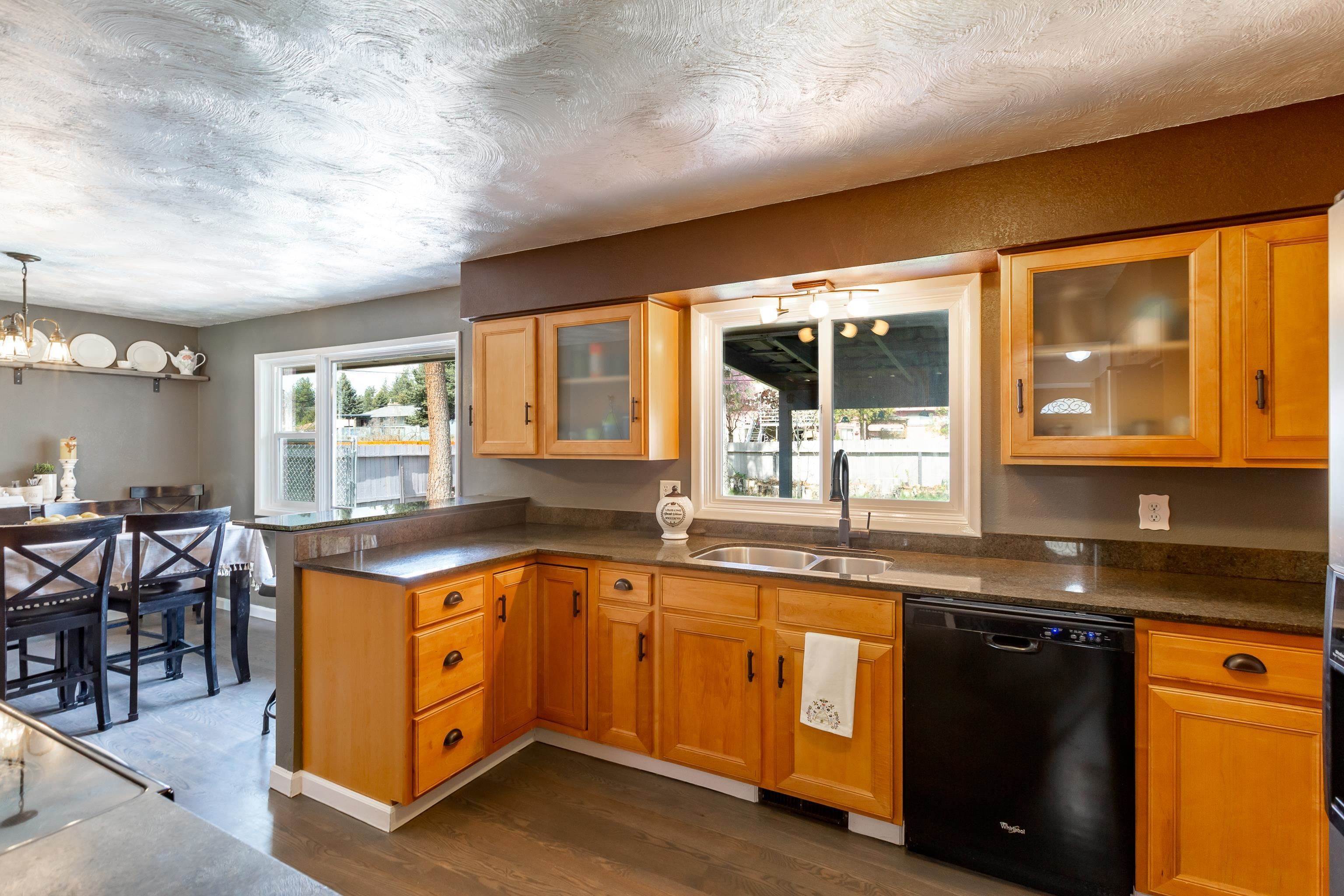 10. Single Family Homes for Sale at 820 W Woodway Avenue Spokane, Washington 99218 United States