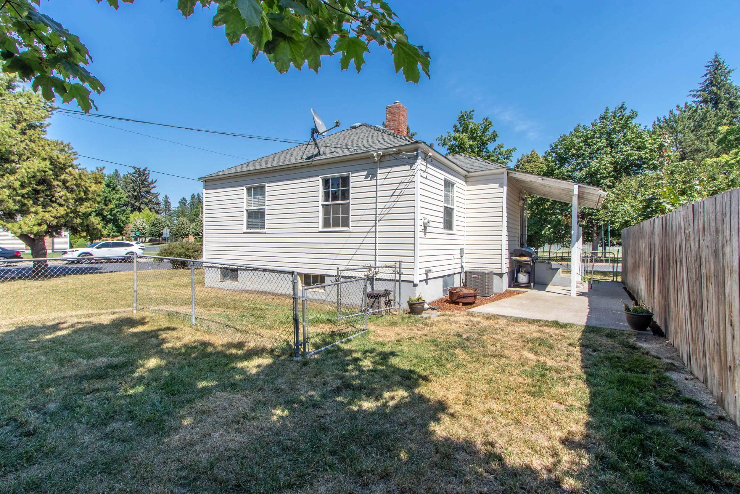 17. Single Family Homes for Sale at 5427 N Whitehouse Street Spokane, Washington 99205 United States