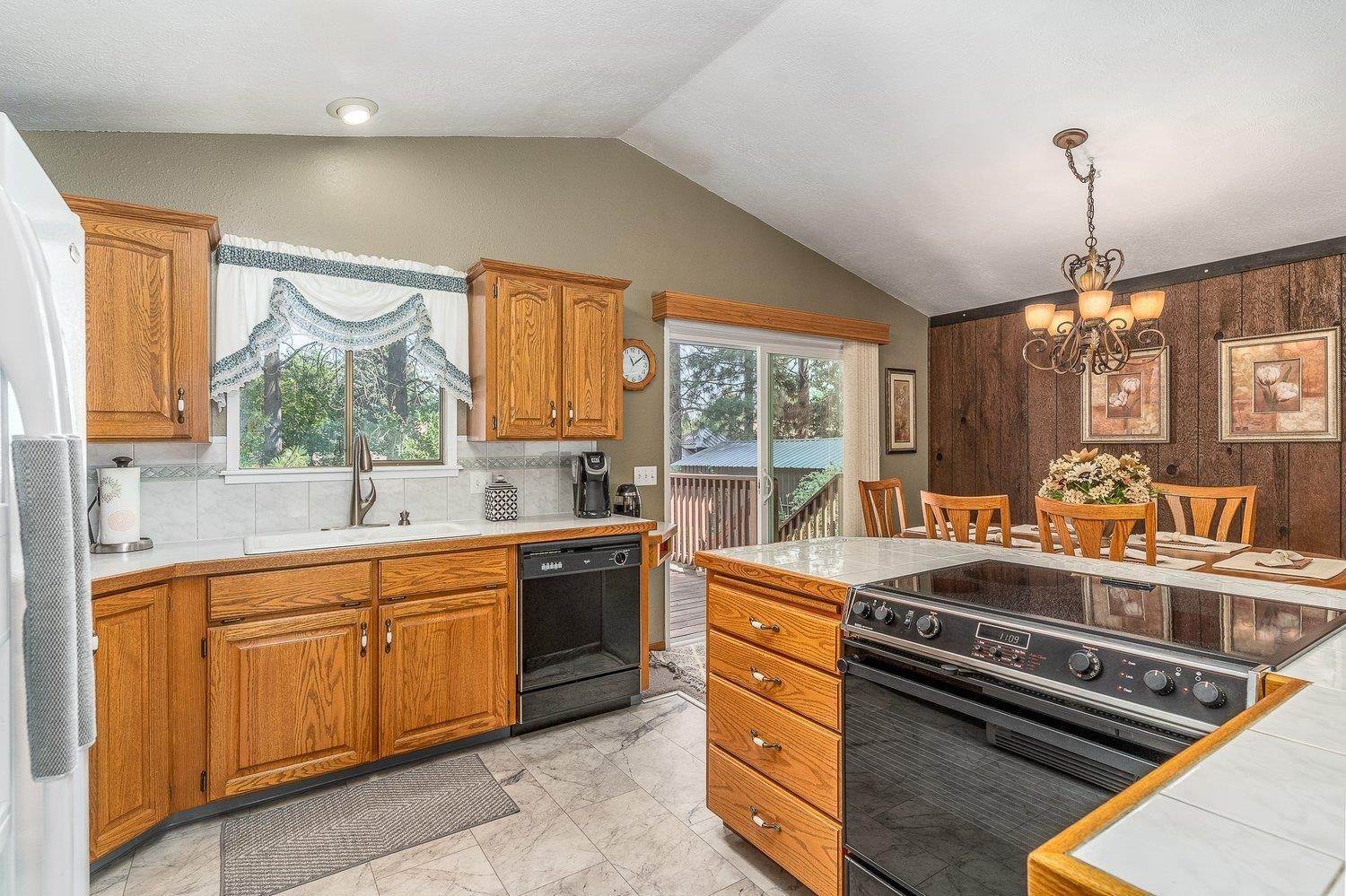 7. Single Family Homes for Sale at 23317 E Main Avenue Spokane, Washington 99019 United States