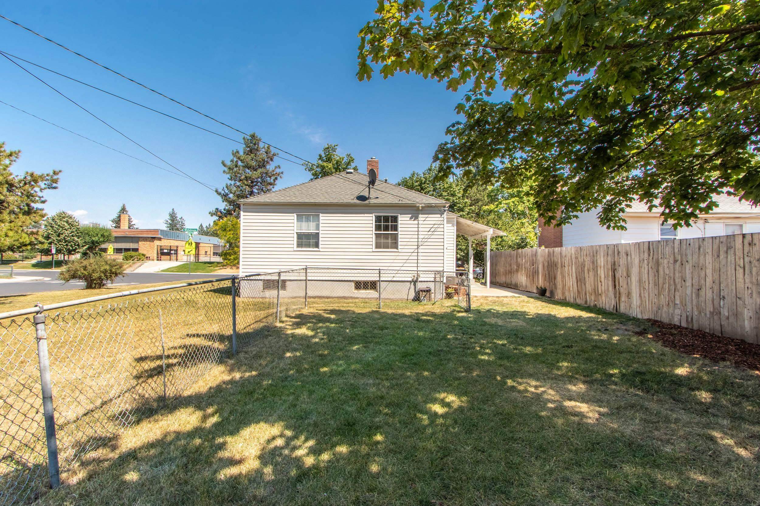 16. Single Family Homes for Sale at 5427 N Whitehouse Street Spokane, Washington 99205 United States