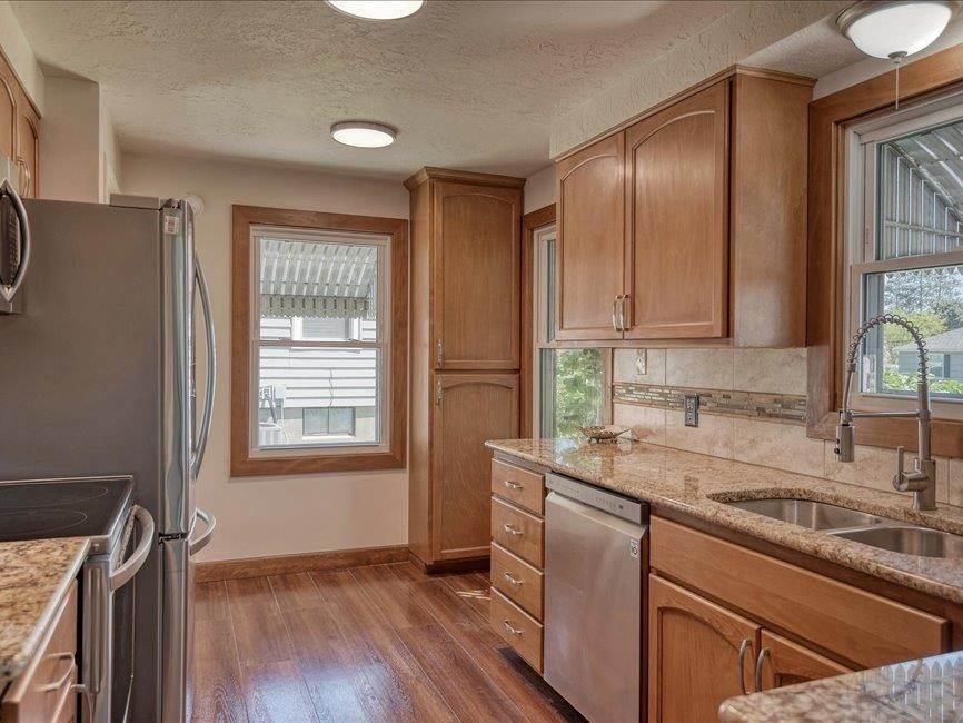 10. Single Family Homes for Sale at 2710 W Longfellow Avenue Spokane, Washington 99205 United States