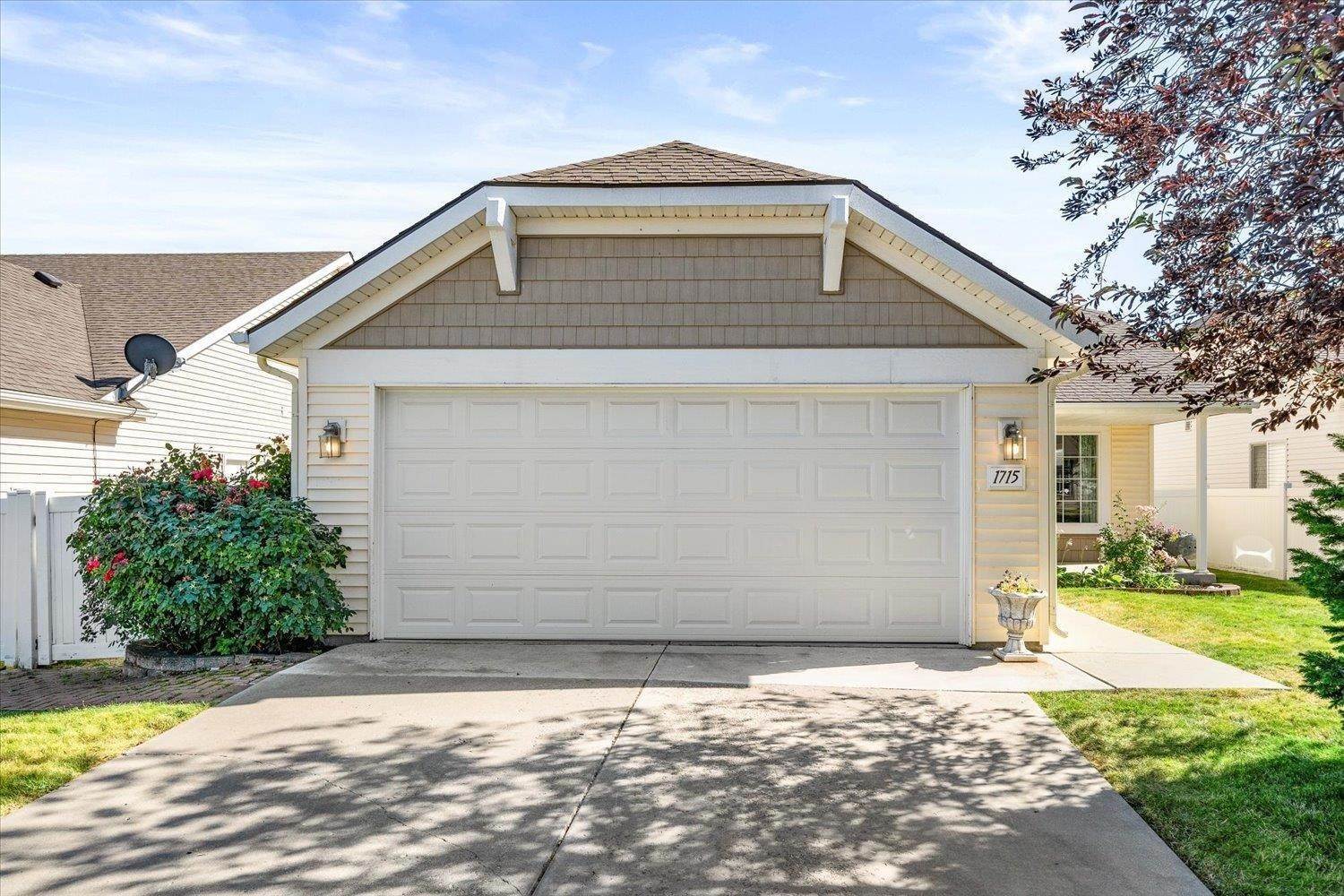 4. Single Family Homes for Sale at 1715 W Tree Lane Spokane, Washington 99208 United States