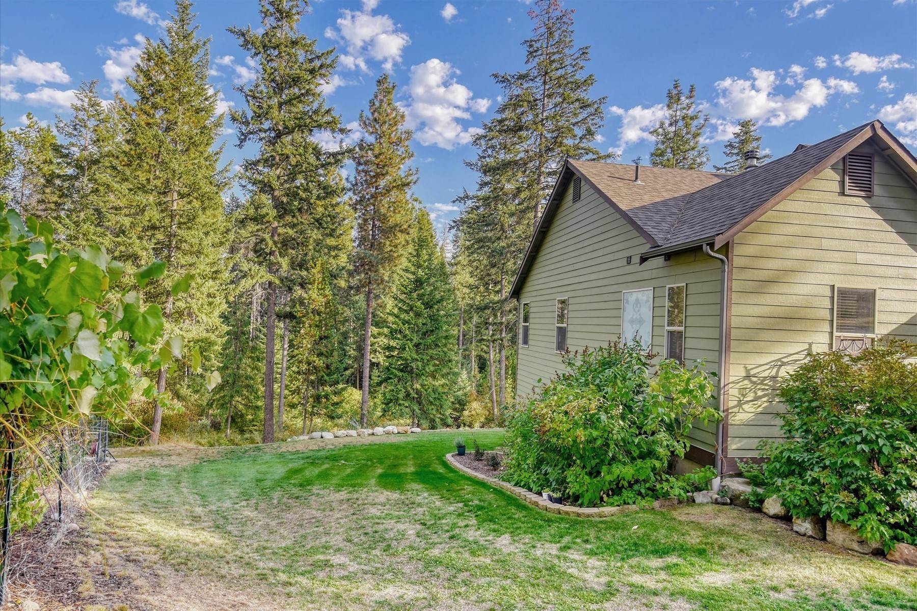 43. Single Family Homes for Sale at Gallop Circle Estate 585 Gallop Circle Sagle, Idaho 83860 United States