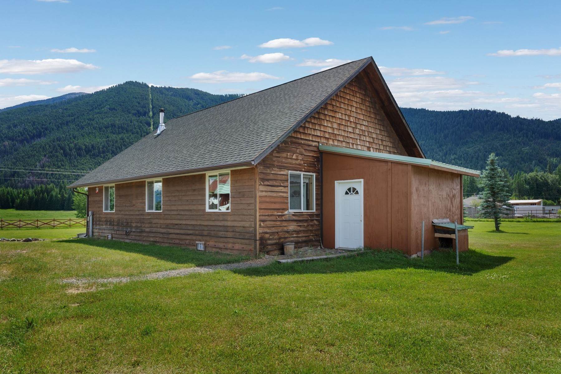 24. Single Family Homes for Sale at Charming Country Home on 4.77 Usable Acres in the Gorgeous Paradise Valley 4300 Paradise Valley Rd Bonners Ferry, Idaho 83805 United States