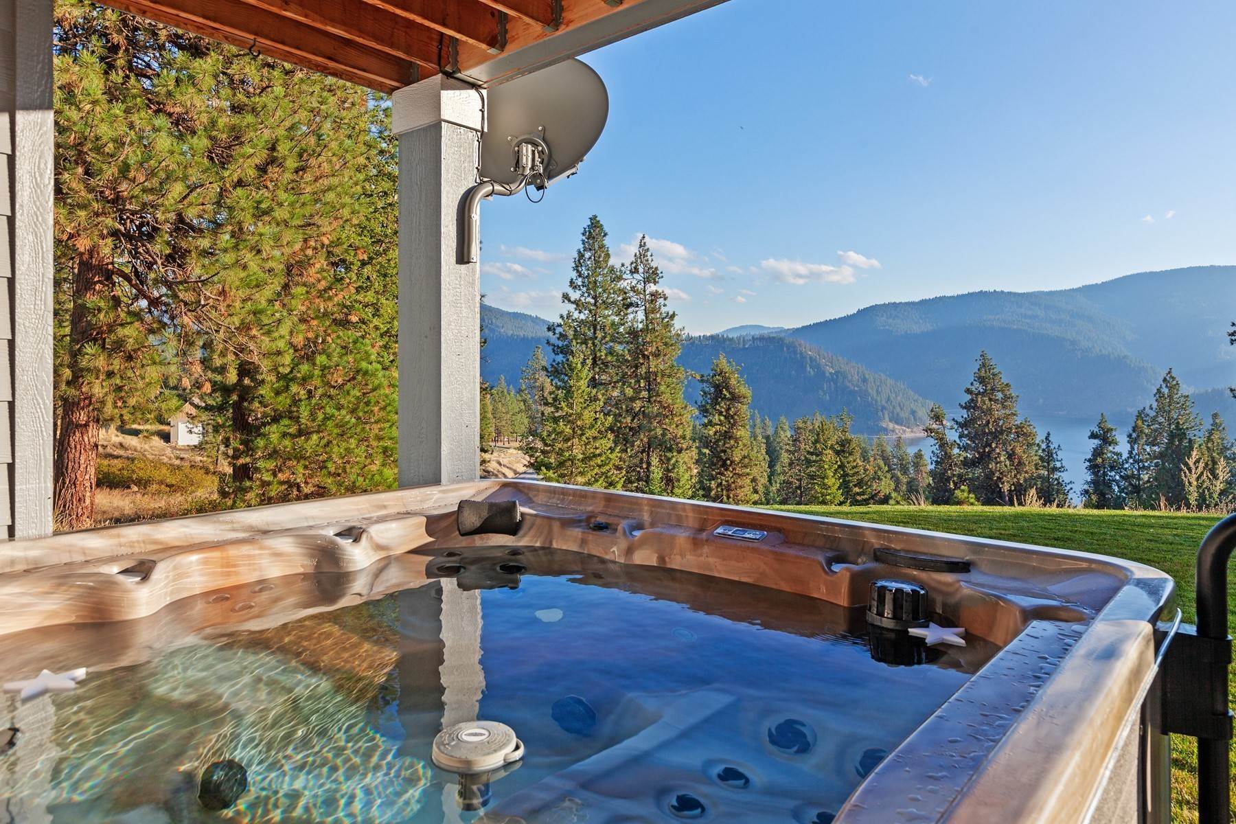13. Single Family Homes for Sale at Mountain Modern Beauty with CdA Lake Views 5336 Bonnell Rd Coeur d’Alene, Idaho 83814 United States