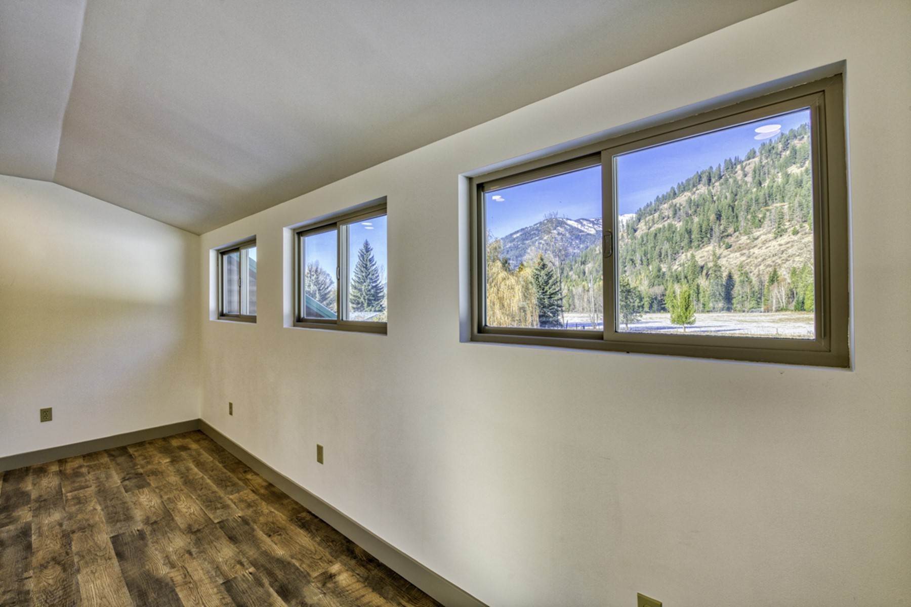 18. Single Family Homes for Sale at 560 Cascade Creek Rd., Clark Fork, ID 560 Cascade Creek Rd Clark Fork, Idaho 83811 United States