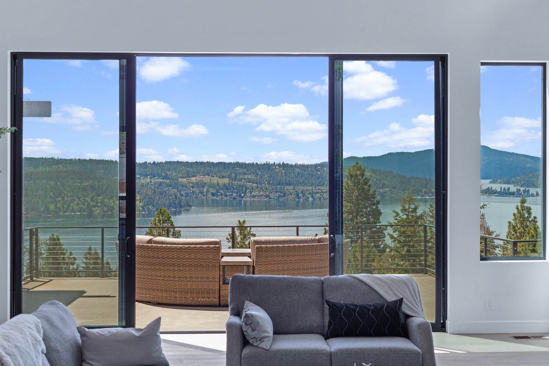 27. Single Family Homes for Sale at Mountain Contemporary Beauty 2766 S Helen Dr Coeur d’Alene, Idaho 83814 United States