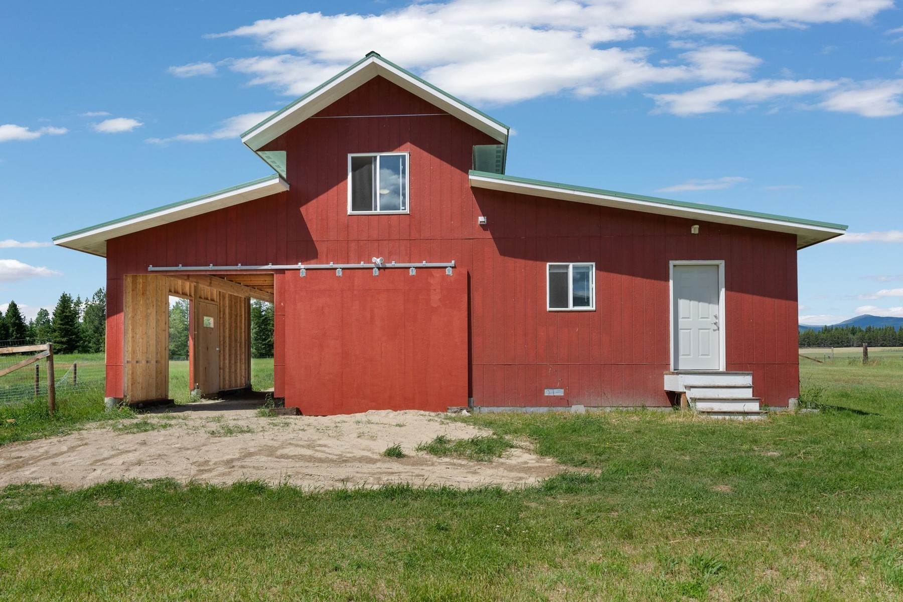 25. Single Family Homes for Sale at Charming Country Home on 4.77 Usable Acres in the Gorgeous Paradise Valley 4300 Paradise Valley Rd Bonners Ferry, Idaho 83805 United States