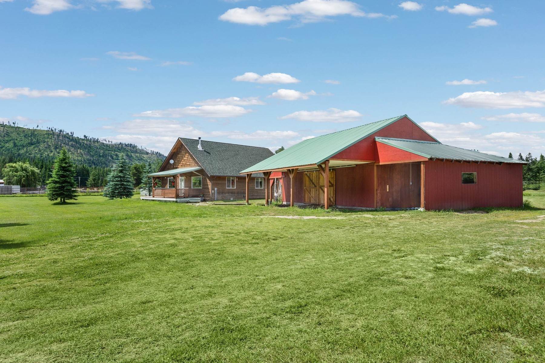 38. Single Family Homes for Sale at Charming Country Home on 4.77 Usable Acres in the Gorgeous Paradise Valley 4300 Paradise Valley Rd Bonners Ferry, Idaho 83805 United States