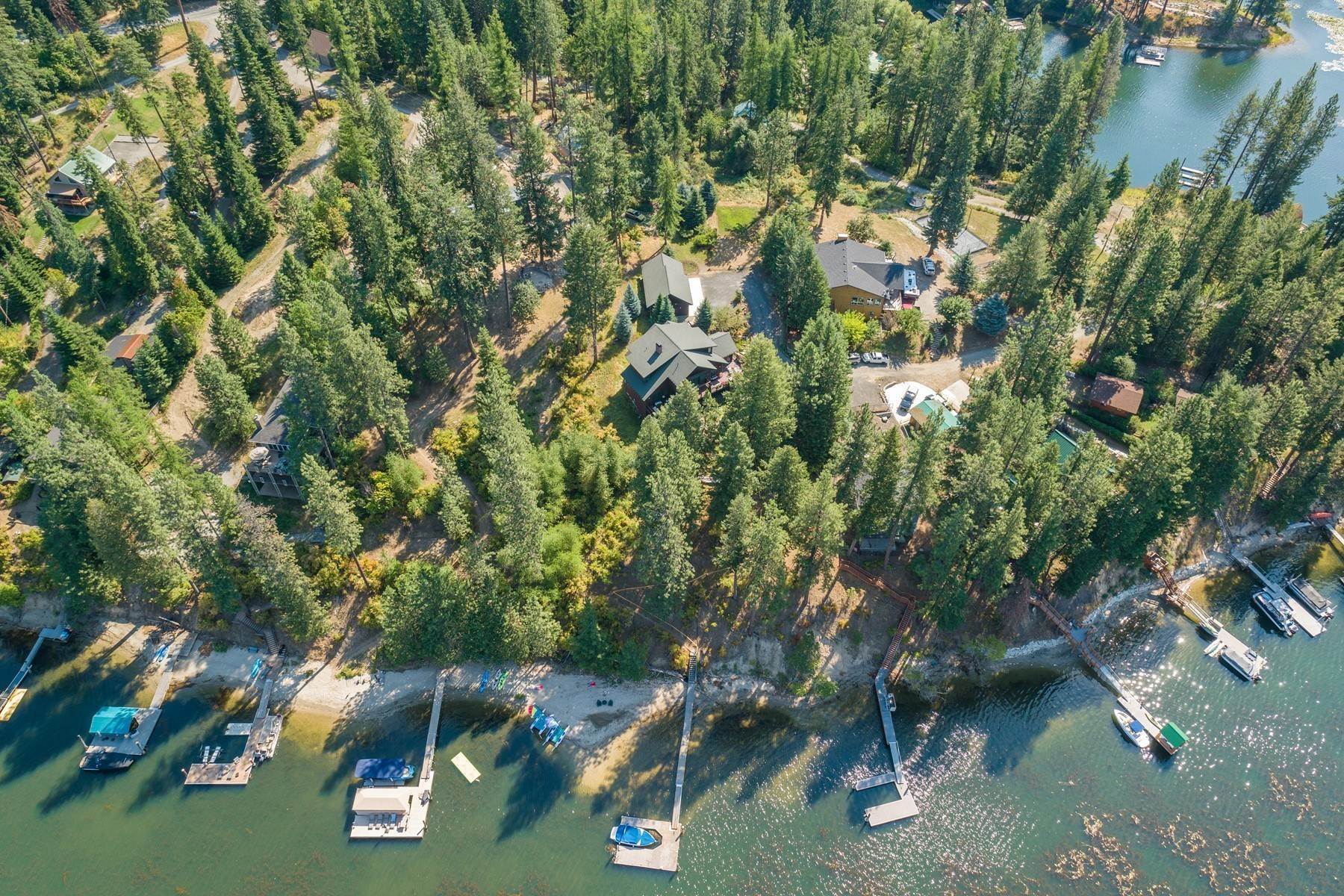 43. Single Family Homes for Sale at Rare Hayden Lake Waterfront on 1 Acre 14651 N Samhill Trail Hayden, Idaho 83835 United States