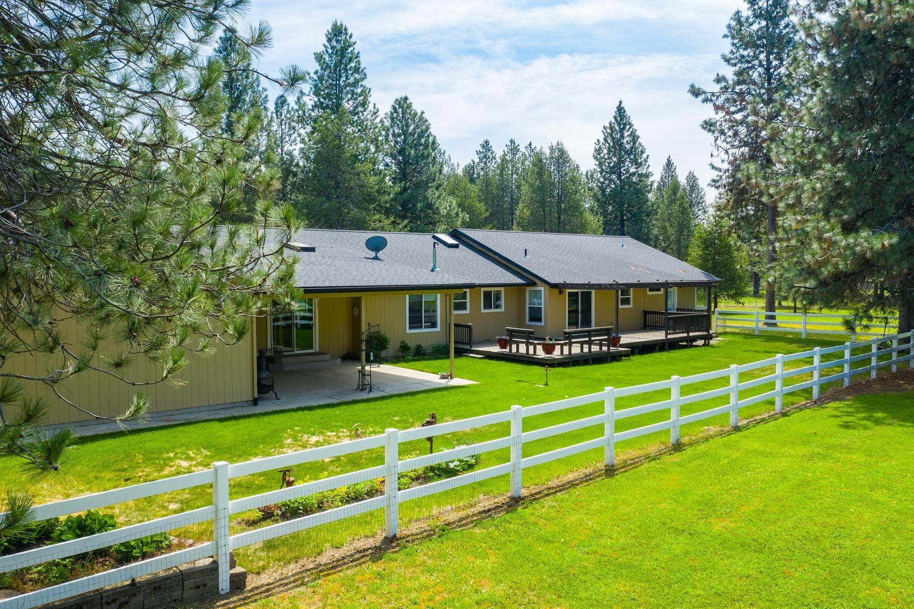 36. Single Family Homes for Sale at Rathdrum Rancher on 10 acres 18195 N Vicki Rd Rathdrum, Idaho 83858 United States
