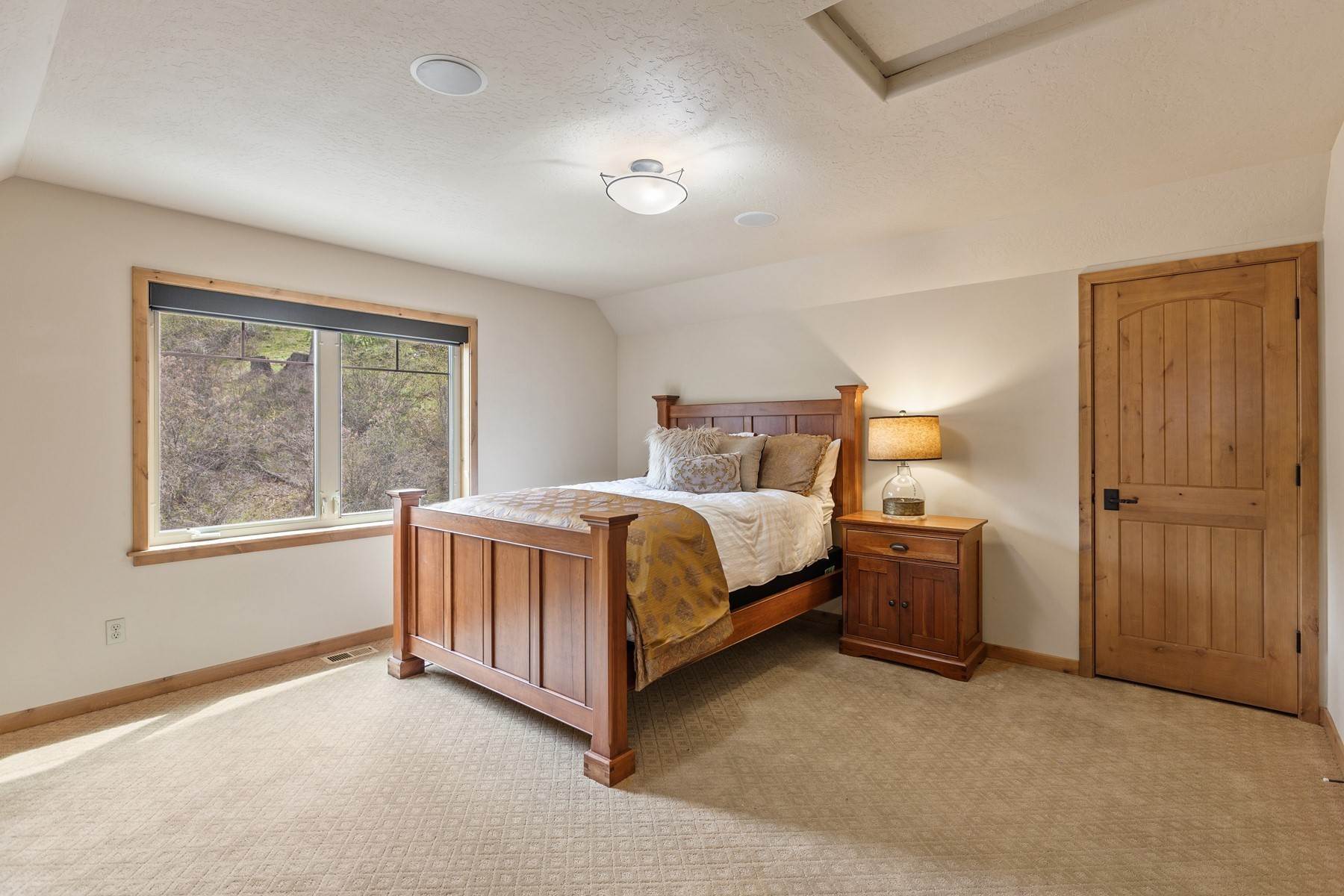 27. Single Family Homes for Sale at Beautiful Lake View Home 3541 E Avery Ln Coeur d’Alene, Idaho 83814 United States