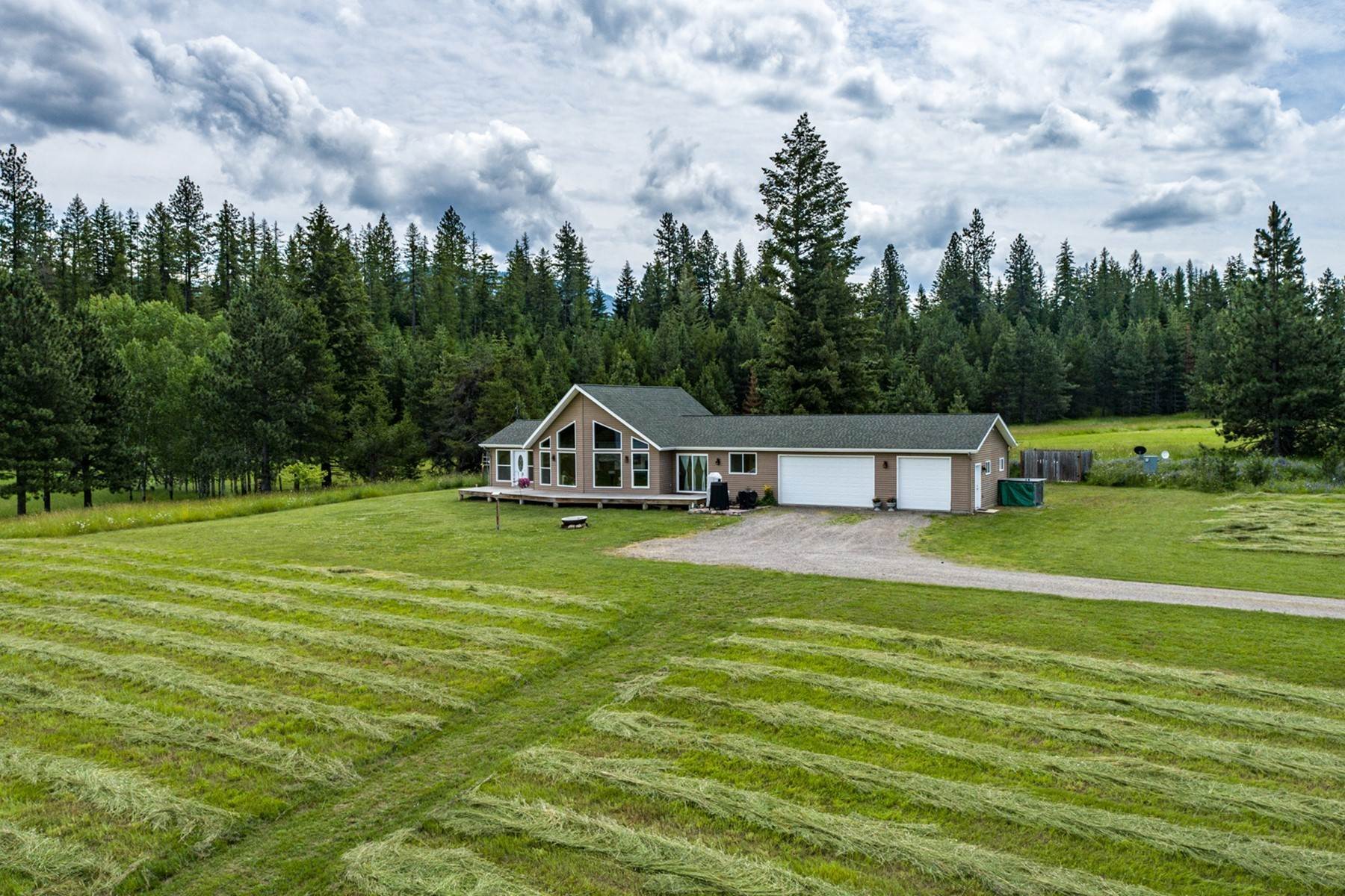 40. Single Family Homes for Sale at Stunning view home on 6 peaceful acres 115 Whitetail Trail Sagle, Idaho 83860 United States