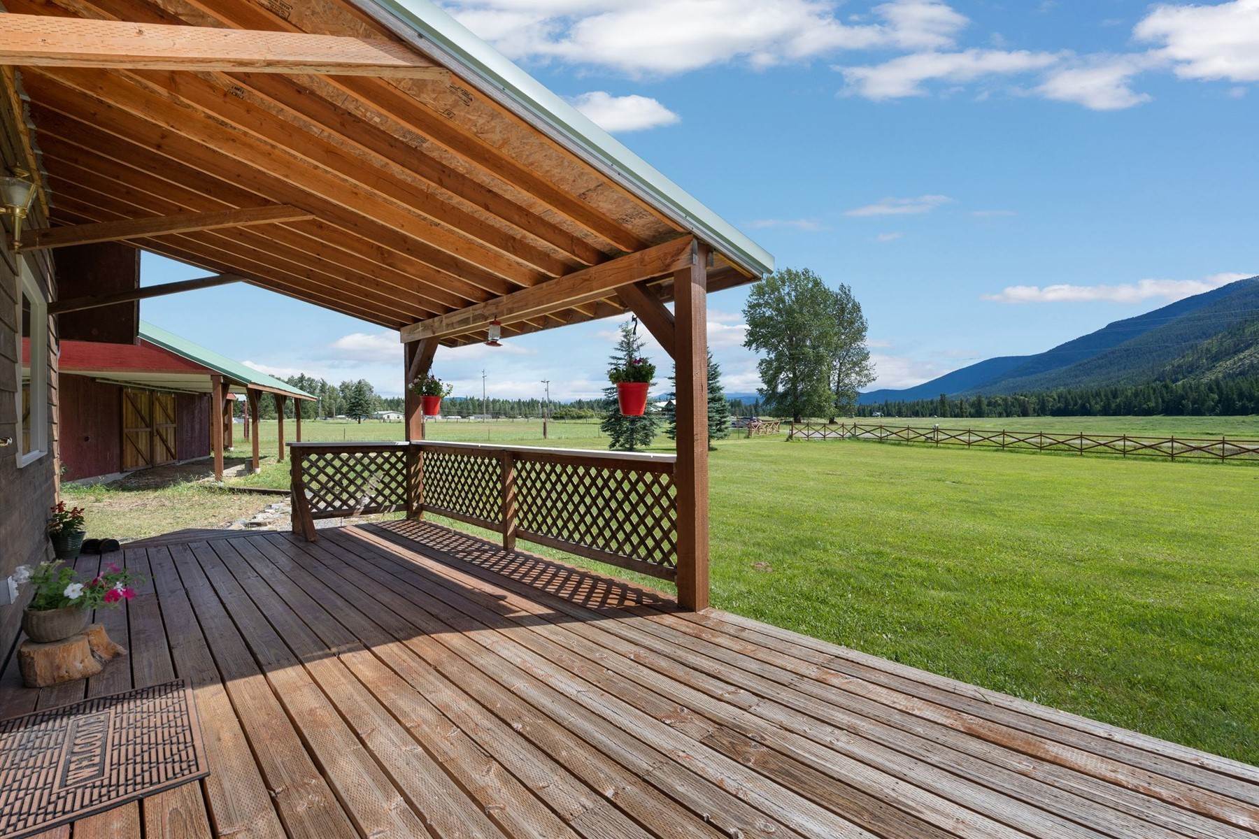 4. Single Family Homes for Sale at Charming Country Home on 4.77 Usable Acres in the Gorgeous Paradise Valley 4300 Paradise Valley Rd Bonners Ferry, Idaho 83805 United States