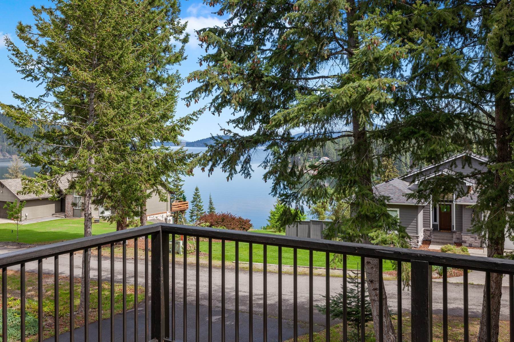 28. Single Family Homes for Sale at Panoramic with Lake Views in Echo Bay 906 Echo Bay Dr Harrison, Idaho 83833 United States