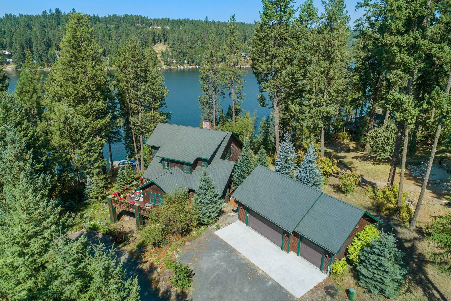 38. Single Family Homes for Sale at Rare Hayden Lake Waterfront on 1 Acre 14651 N Samhill Trail Hayden, Idaho 83835 United States