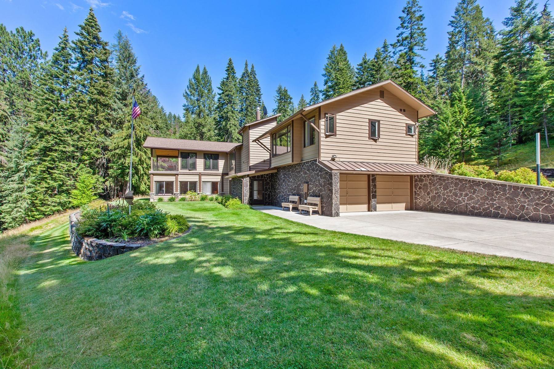 20. Single Family Homes for Sale at Hayden Lake Mountain Retreat 7285 Henry Point Rd Hayden, Idaho 83835 United States