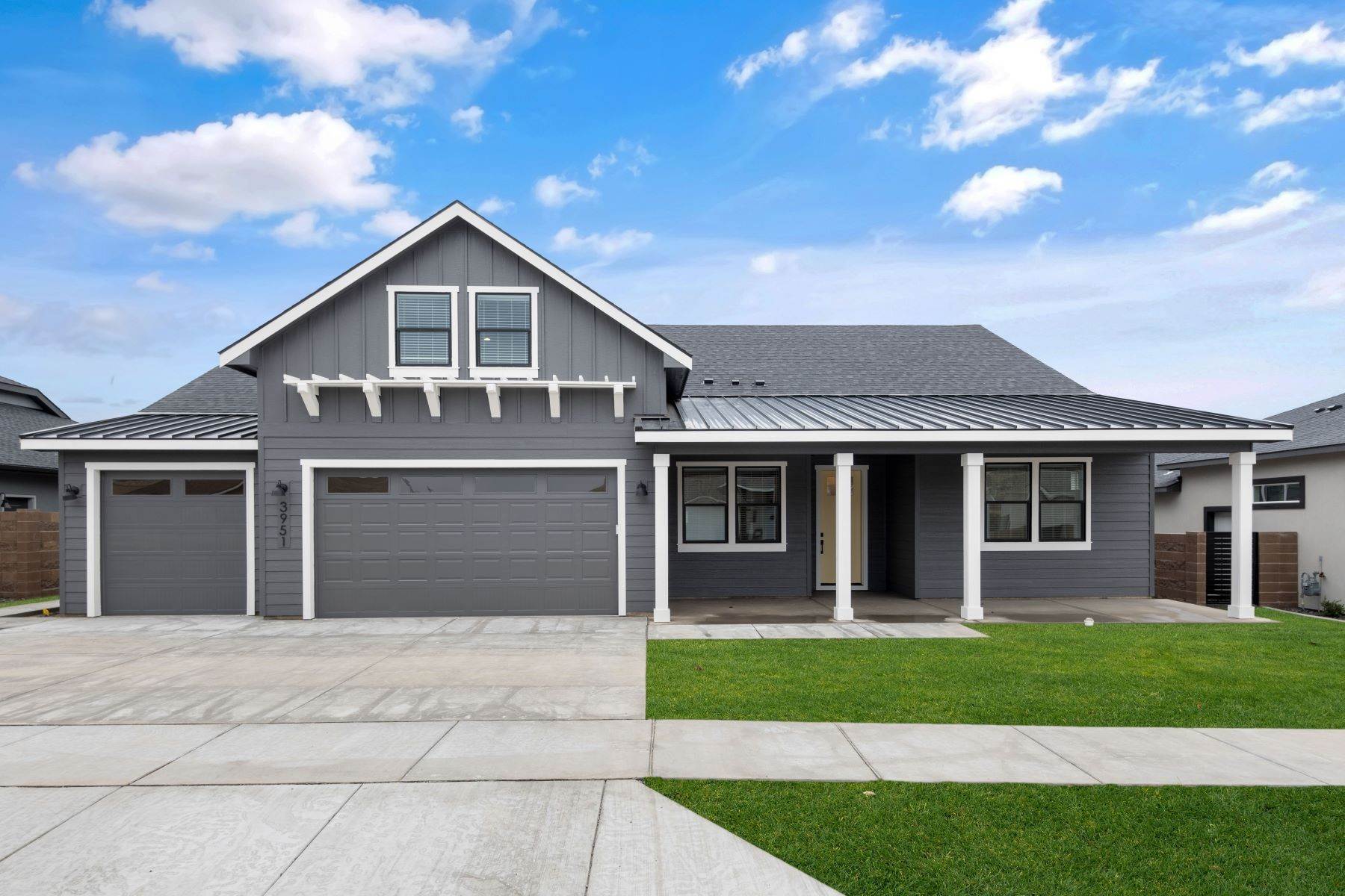 Single Family Homes for Sale at Gorgeous rambler with bonus & huge in law suite! 3951 Corvina Street Richland, Washington 99352 United States
