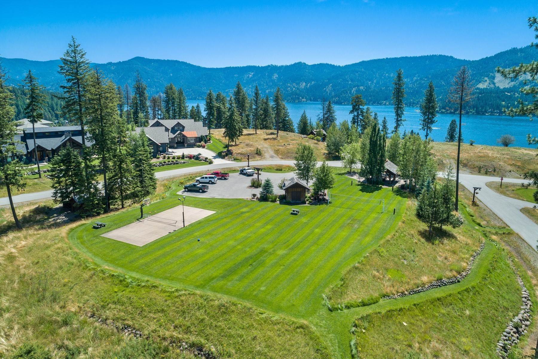 42. Single Family Homes for Sale at Beautiful Single Level Craftsman 3971 E Burchell Dr. Hayden, Idaho 83835 United States