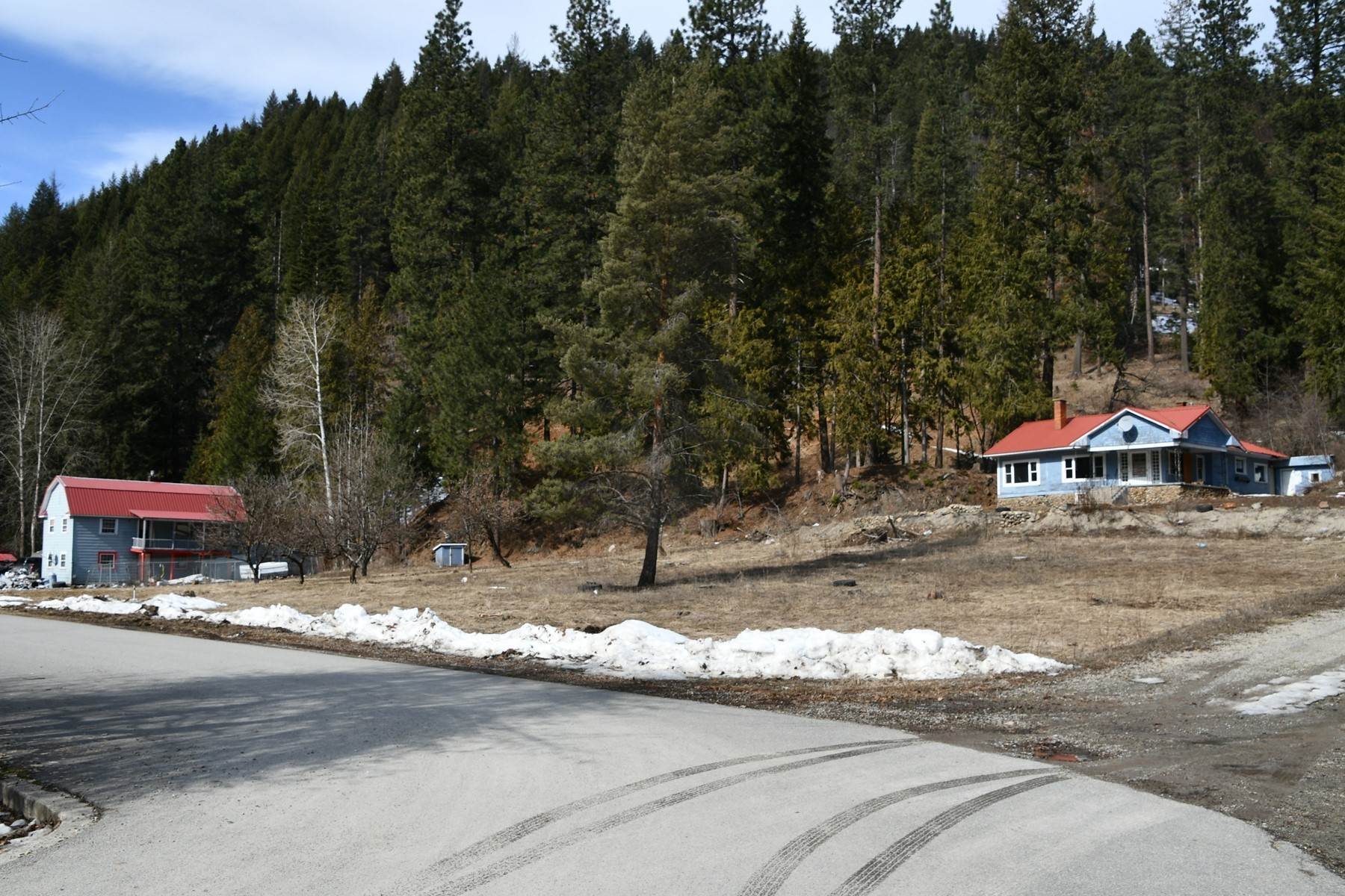 13. Single Family Homes for Sale at Rare Home and Duplex on 2+ acres 510 Strope St Silverton, Idaho 83867 United States