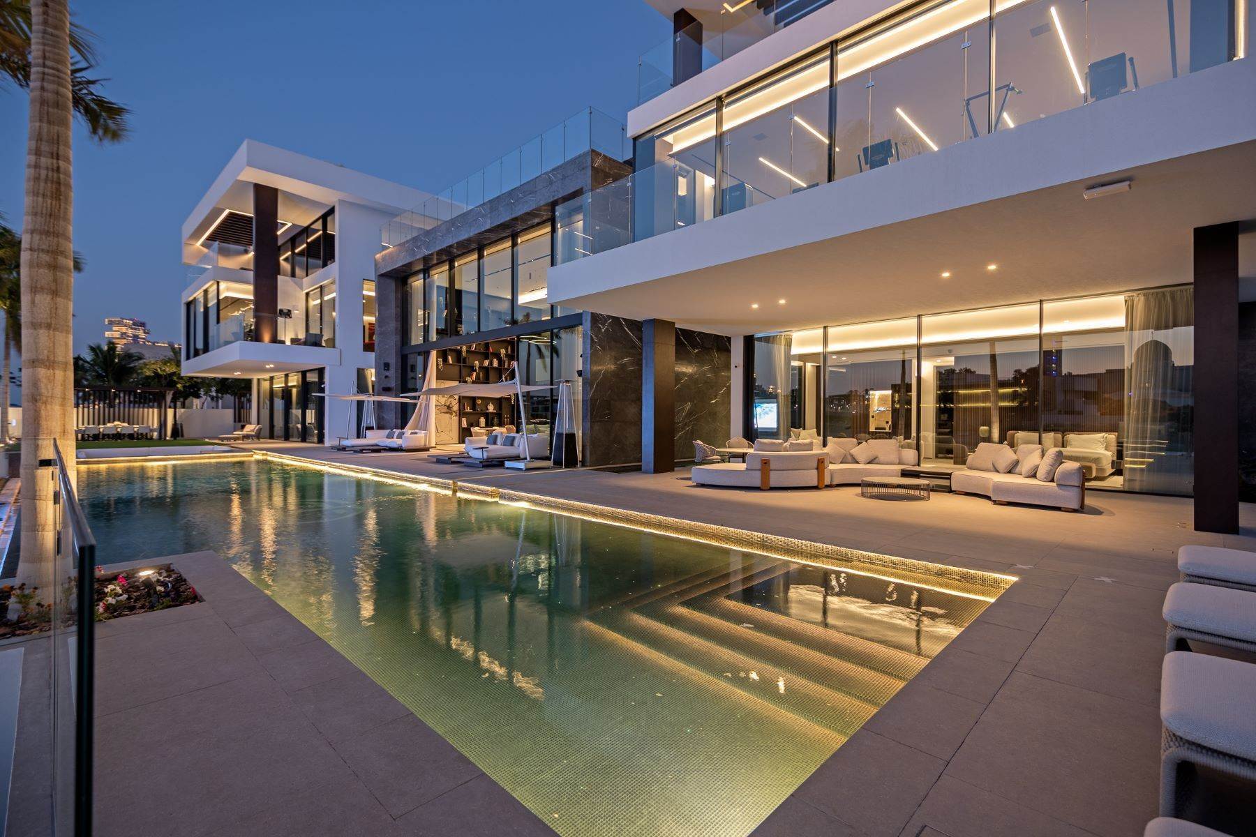 Other Residential Homes for Sale at Luxury Villa on Palm Jumeirah Dubai, Dubai United Arab Emirates